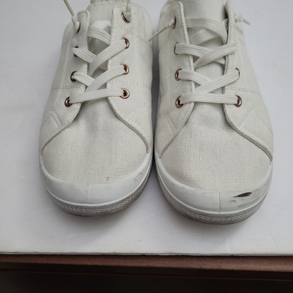 Soulmates women's size 10 sneakers. 261